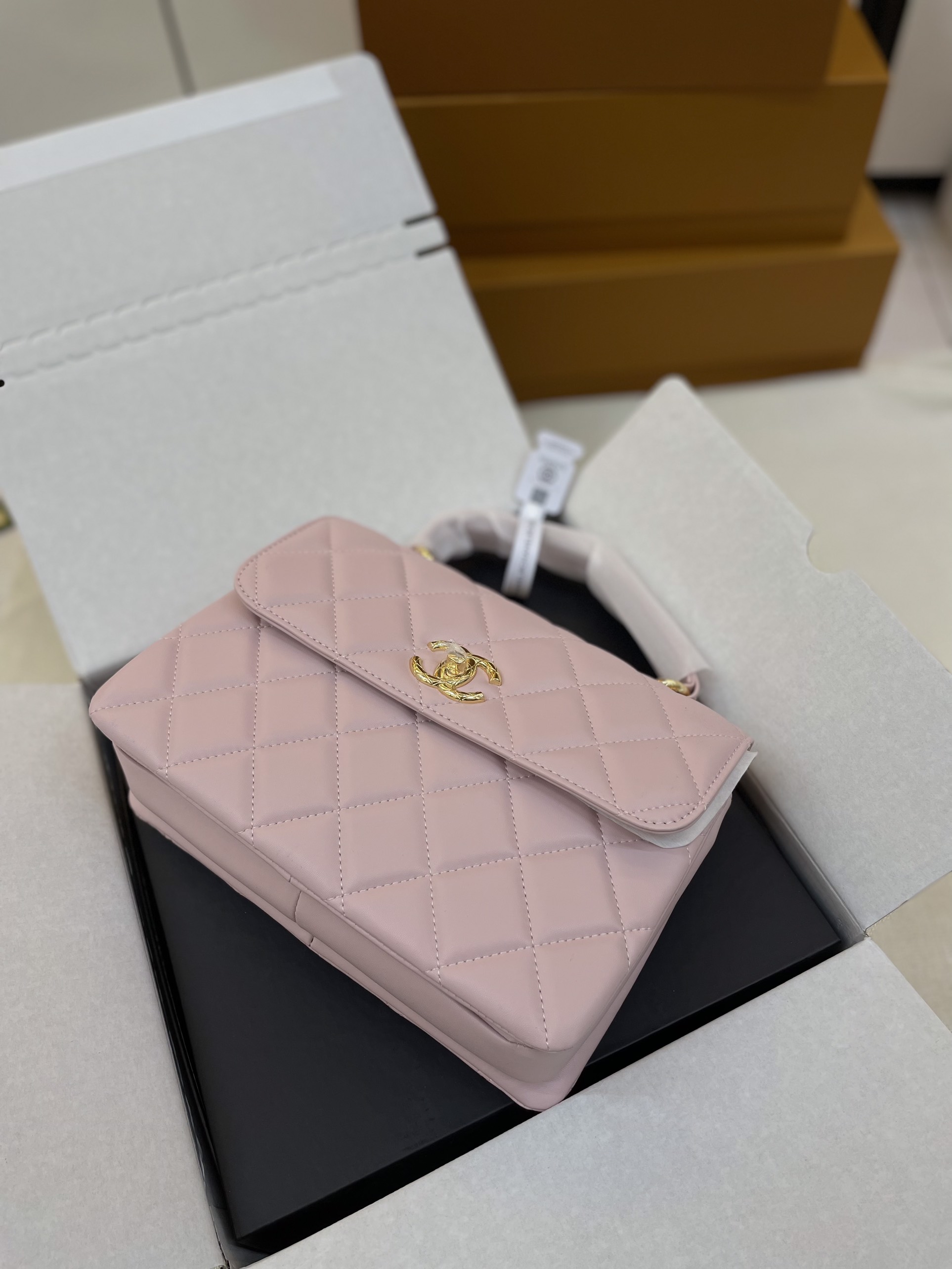 Túi Xách Chanel Trendy Super Logo Plate Màu Trắng Size 26cm